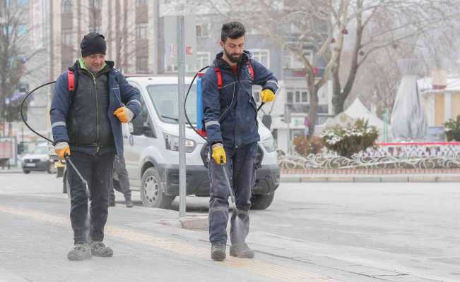 Kaldırımlarda buzlanmaya karşı solüsyon uygulandı