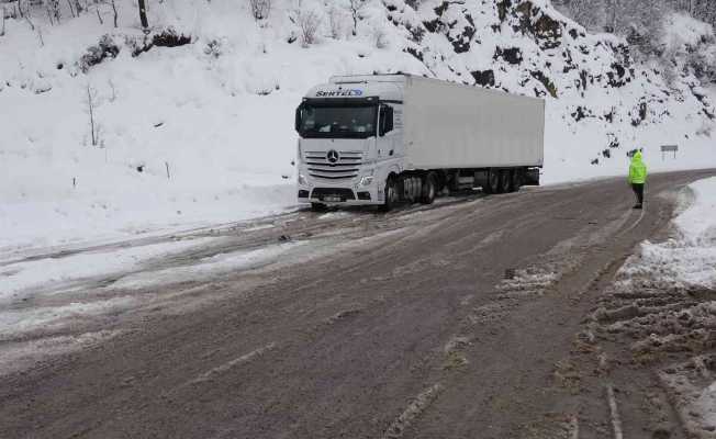 Kamyon 20 metre kayarak tıra çarptı, o anlar anbean kameraya yansıdı