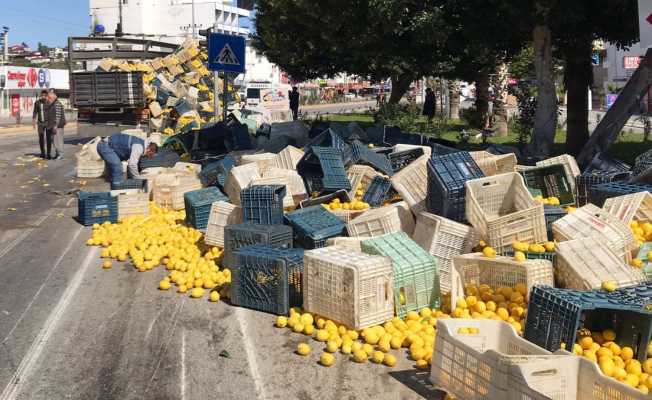 Kamyonun kasası yan yattı, limonlar etrafa saçıldı