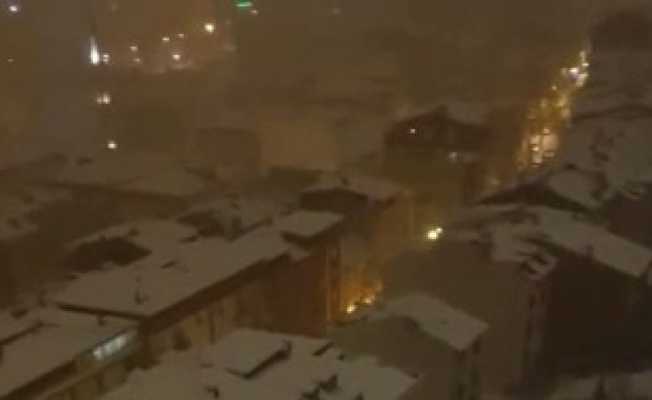 Kar nedeniyle duramayan sürücü araca ve motosiklete çarptı