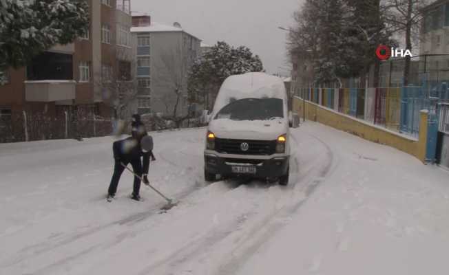 Kar yağdı, araçlar rampa yukarı çıkamadı