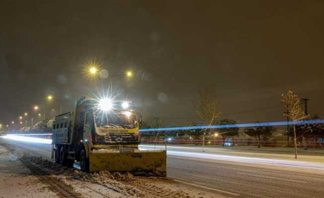 Kar yağışı nedeniyle zincirsiz ve kar lastiksiz araçlara geçiş kapatıldı