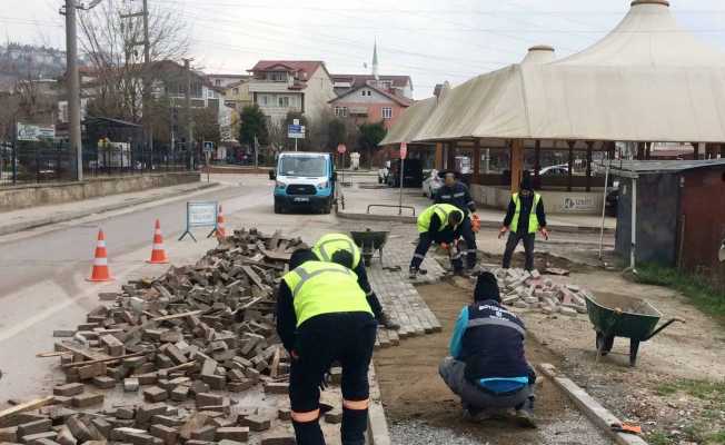 Kar yağışı sebebiyle bozulan yollar tamir ediliyor