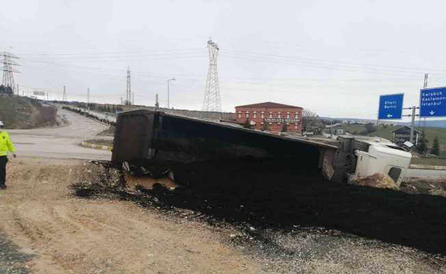 Karabük’te asfalt yüklü tır devrildi: 1 yaralı
