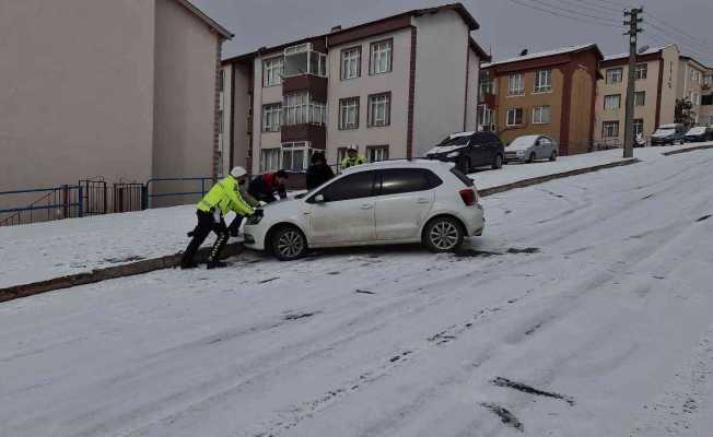 Karabük’te buzlanan yollar sürücülere zor anlar yaşattı
