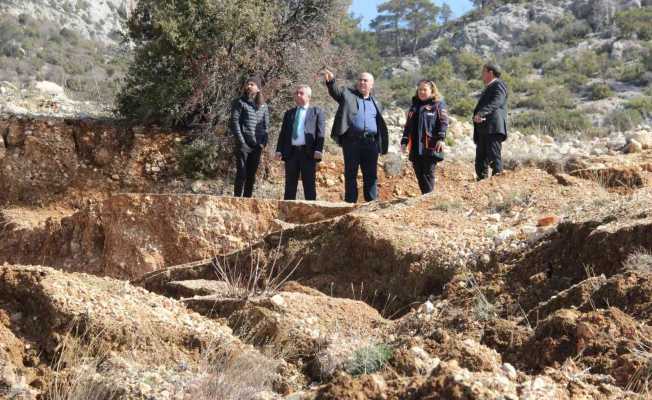 Karaman’da heyelan zeytin ağaçlarını kökünden söktü, köy yolunu ulaşıma kapattı