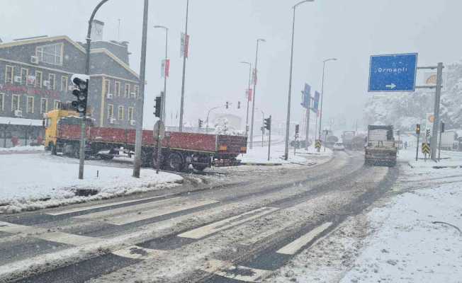 Karda kazaları beraberinde getirdi