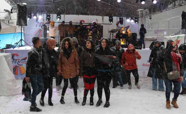 Karlı havada festival coşkusu