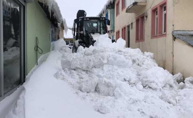 Karlıova Belediyesi’nin karla mücadelesi sürüyor