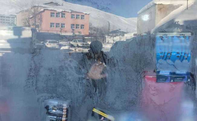Karlıova buz tuttu, araçlar çalışmadı
