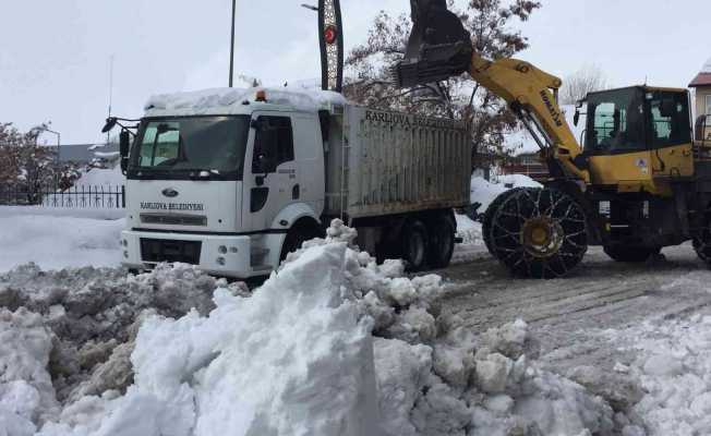 Karlıova’da belediye ekipleri kar temizliğine devam ediyor