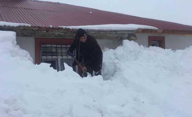 Karlıova’da evler kara gömüldü