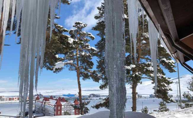 Kars’ta 4 metrelik buz sarkıtları oluştu