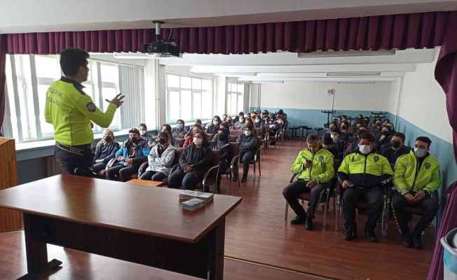 Kars’ta lise öğrencilerine trafik kuralları anlatıldı