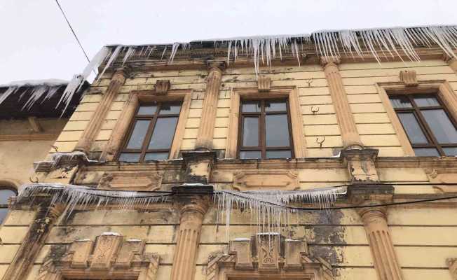 Kars’ta tarihi binadaki buz sarkıtları tehlike saçıyor
