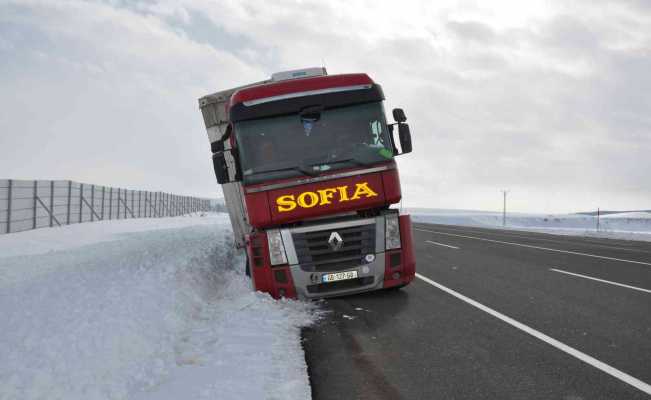 Kars’ta tır yoldan çıktı