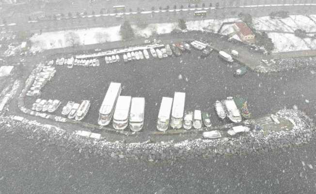 Kartal’da balıkçı barınağı beyaza büründü