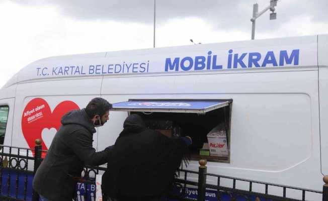 Kartallılara soğuk havada sıcak çorba ve çay ikramı