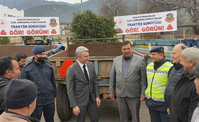 Kaş’ta 80 traktör sürücüsüne reflektör dağıtıldı