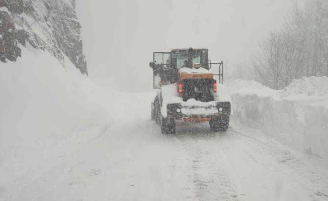 Kastamonu’da karayoluna çığ düştü, yol ulaşıma kapandı