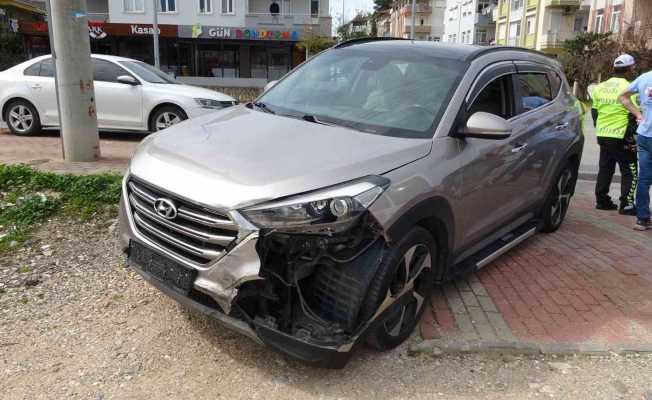 Kavşaktan dönmeye çalışan otomobil 4 araca zarar verdi: 1 yaralı
