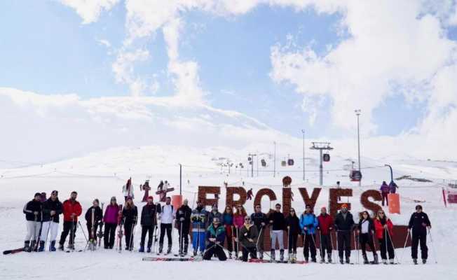 Kayak ve Snowboard Eğitimi Düzenlendi