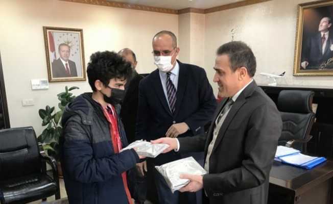 Kaymakam Memiş, satranç şampiyonlarını tebrik etti