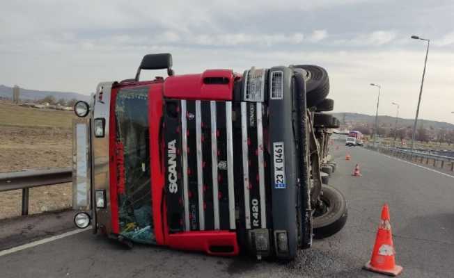 Kayseri’de virajı alamayan tır devrildi