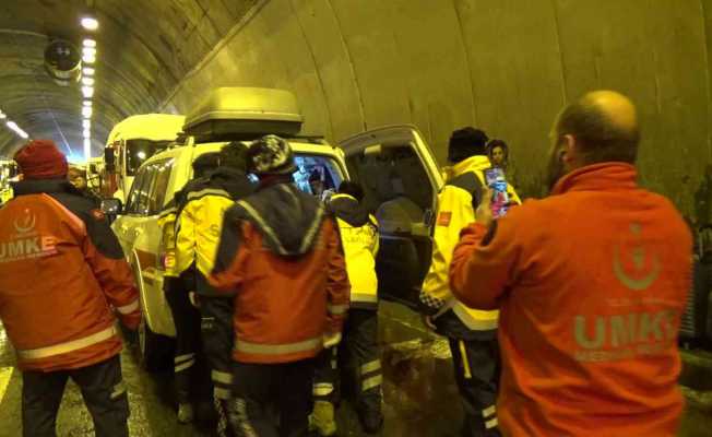 Kaza sonrası hipotermi geçiren yaşlı kadın ambulansın içinde ısıtılmaya çalışıldı