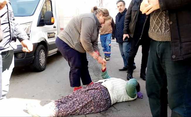Kazada duygusal anlar: Yaralanan engelli genç kızın elini ambulans gelene kadar bırakmadı