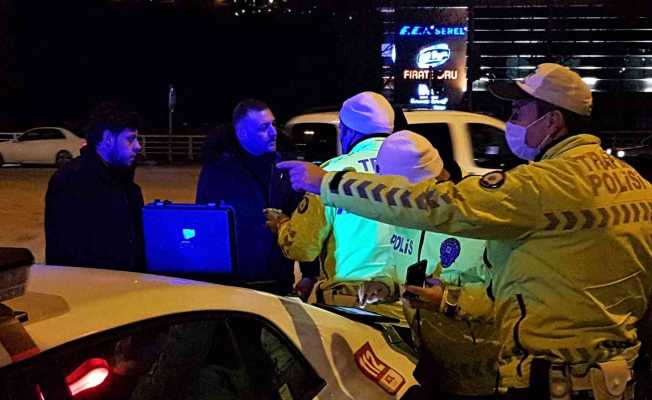 Kazaya karıştı, şoförün kendisi olmadığını iddia etti, alkolmetreyi üflemeyi reddetti