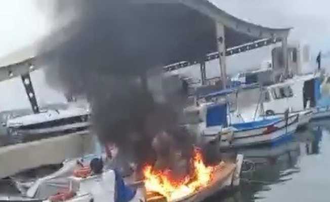 Kendisine ait balıkçı teknesini benzin döküp yaktı