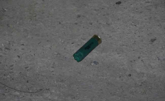 Kendisini polis olarak tanıtan restoran bekçisi 2 kişiyi silahla yaraladı