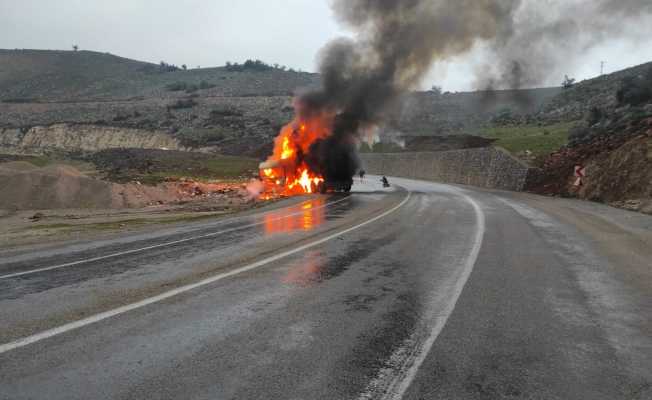 Kilis’te seyir halindeki tır alev topuna döndü