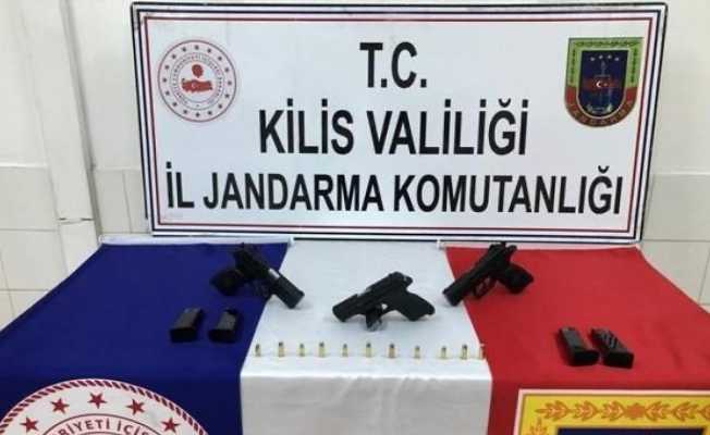 Kilis’te tabanca ile mühimmat operasyonu