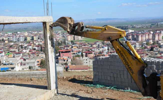 Kırıkhan’da kaçak yapılar yıkıldı