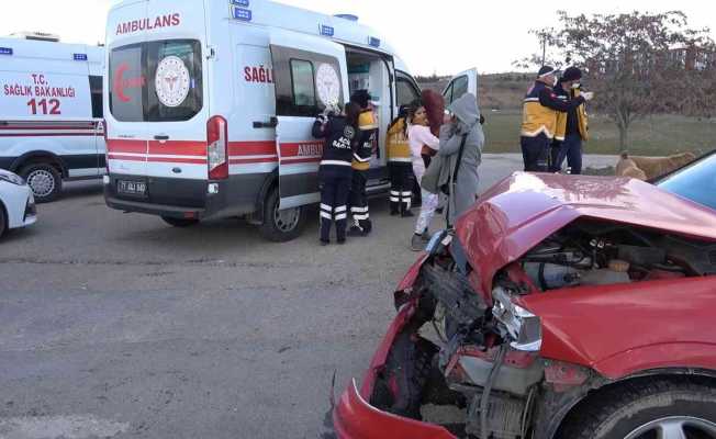 Kırıkkale’de hafif ticari araç ile otomobil çarpıştı