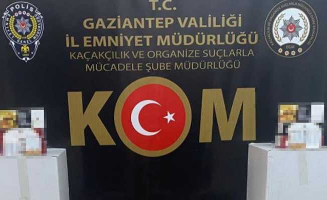 Kolilerden kaçak makaron fışkırdı