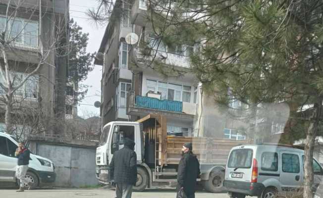 Komşuları ihbar etti, bir kamyon çöp boşaltıldı