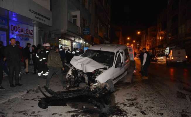 Kontrolden çıkan araç caddeyi birbirine kattı: 1 yaralı