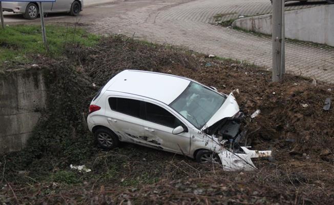 Kontrolden çıkan otomobil dereye uçtu: 1 yaralı