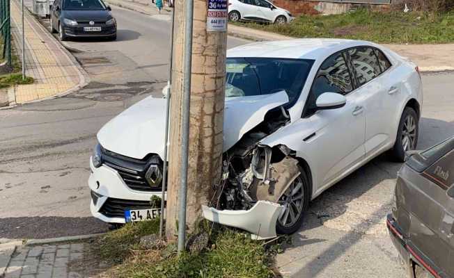 Kontrolden çıkan otomobil direğe girdi, sürücü yara almadan kurtuldu