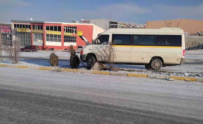 Kontrolden çıkan servis minibüsü refüje çıktı: 8 yaralı
