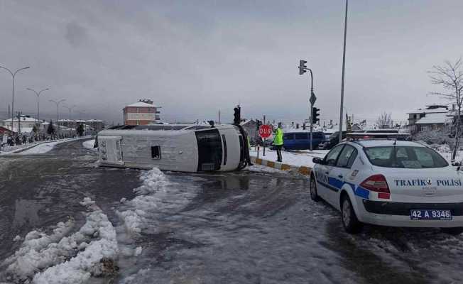 Konya’da işçi taşıyan servis minibüsleri çarpıştı: 14 yaralı
