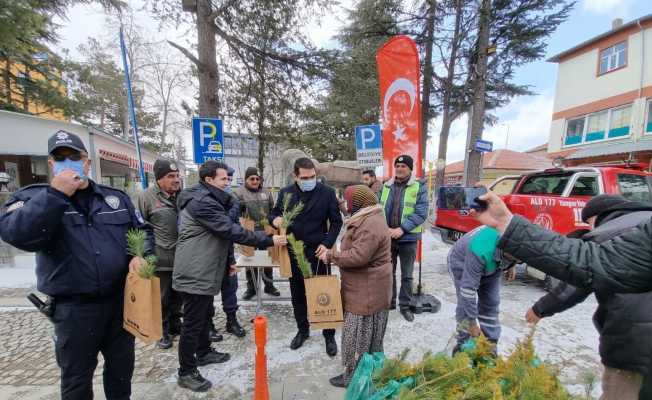 Konya’nın 4 ilçesinde vatandaşlara 20 bin adet ücretsiz fidan dağıtıldı