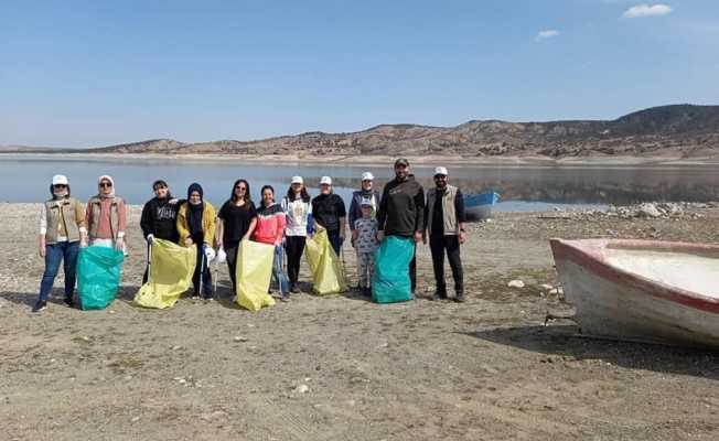 Kütahya Porsuk Barajı kenarında atık toplama etkinliği