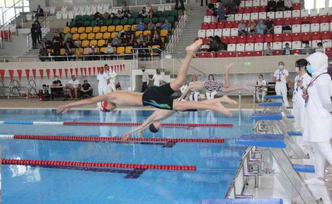 Kütahya’da Okul Sporları Küçükler Yüzme Yarışması