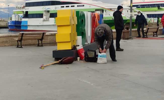 Laf atma tartışmasında sokak sanatçısının sazı kırıldı