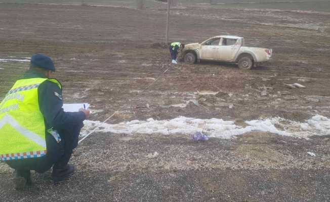 Lastiği patlayan pikap takla atıp tarlaya uçtu: 2 yaralı