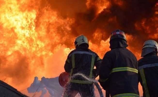 Lutsk’ta vurulan petrol deposunda çıkan yangına müdahale sürüyor